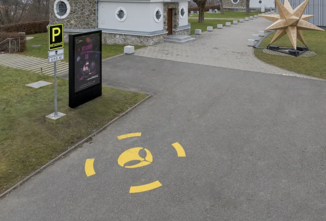 Brněnská hvězdárna je připravena na přílet UFO. Vyhradila parkovací místo pro létající talíře