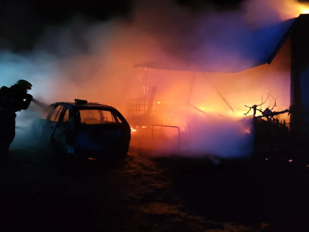 Při nočním požáru shořela chata a auto. Popálená žena skončila v nemocnici