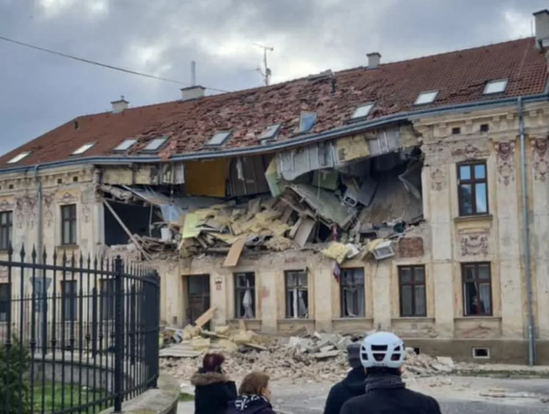 Při výbuchu v bytovém domě ve Znojmě se zranilo několik lidí. Někteří jsou v kritickém stavu