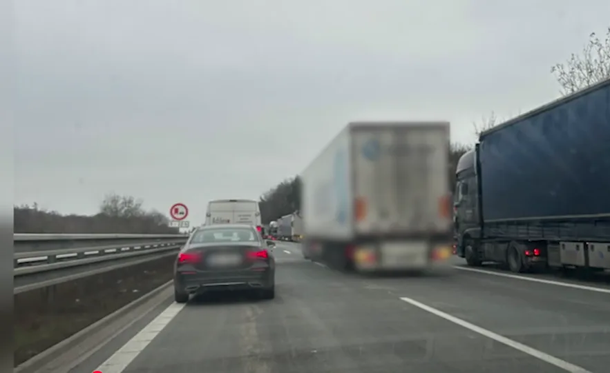 Kamioňák nechtěl u Brna čekat v koloně. Cestu si krátil záchranářskou uličkou, troubením si vynucoval přednost