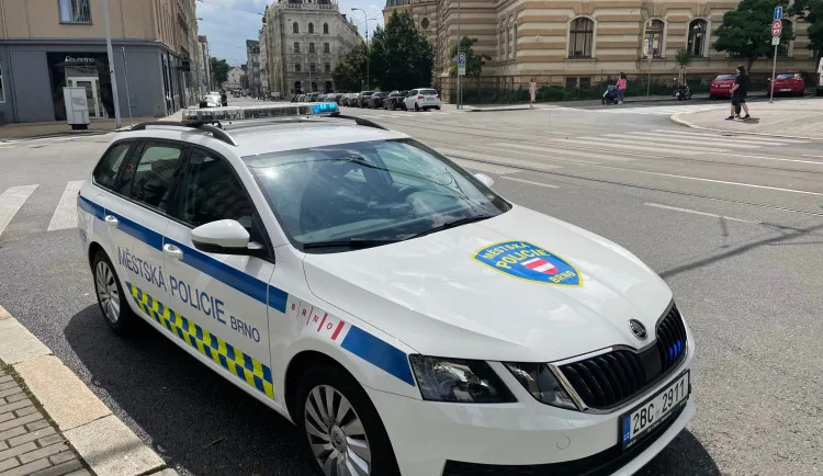 Muž se vydal do brněnské firmy krást, přeskočil plot a schoval se v autě. Strážníci ho dopadli za pár minut