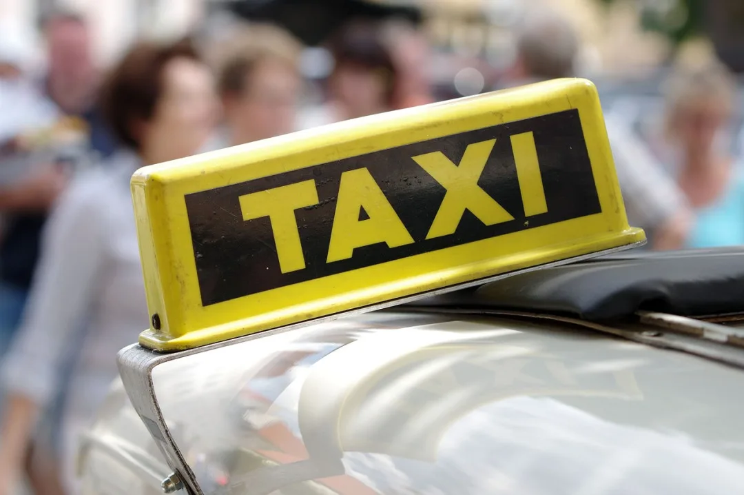 Po Brně jezdil falešný taxikář se zákazem řízení. Vydával se za příbuzného