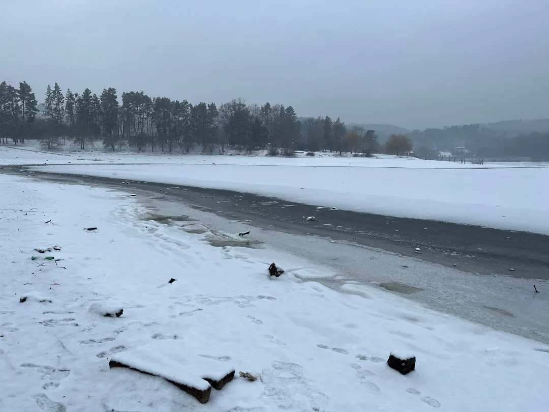 VIDEO: Prygl zamrzl. U přístaviště naměřili strážníci devět centimetrů, na Kozí horce jen tři