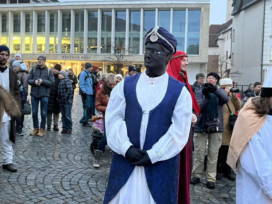 Představitel Baltazara na úterním pochodu Brnem.