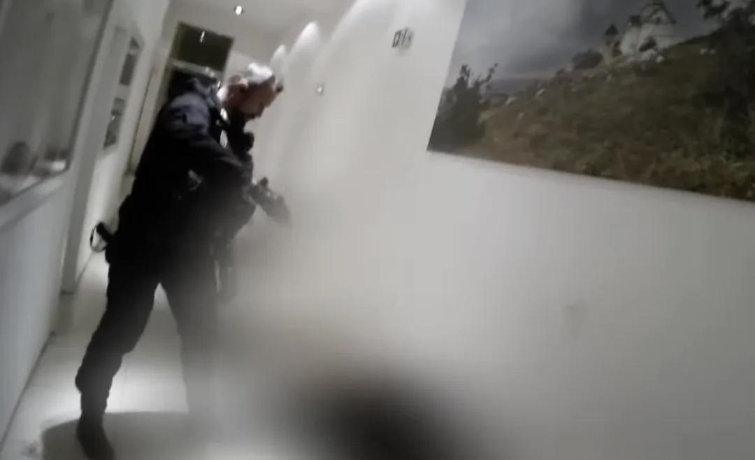 VIDEO: Strážníci chytili zloděje ještě v domě. Tvrdil, že přišel uklidit