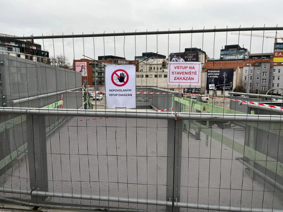VIDEO: Dělníci povolali těžkou techniku. Dnes začala demolice bývalého brněnského Prioru