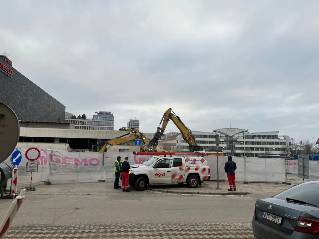 FOTOGALERIE: Bývalý brněnský Prior jde k zemi. Dnes začala demolice ikonické budovy