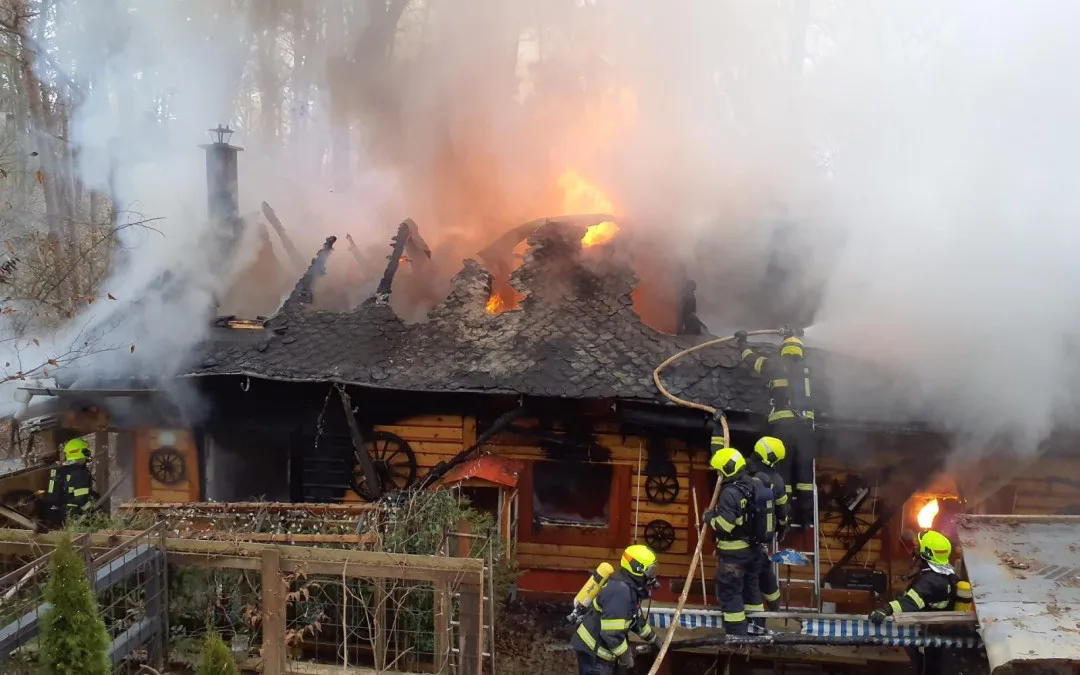 U Rozdrojovic vzplála chata. Škody dosahují více než tří milionů korun