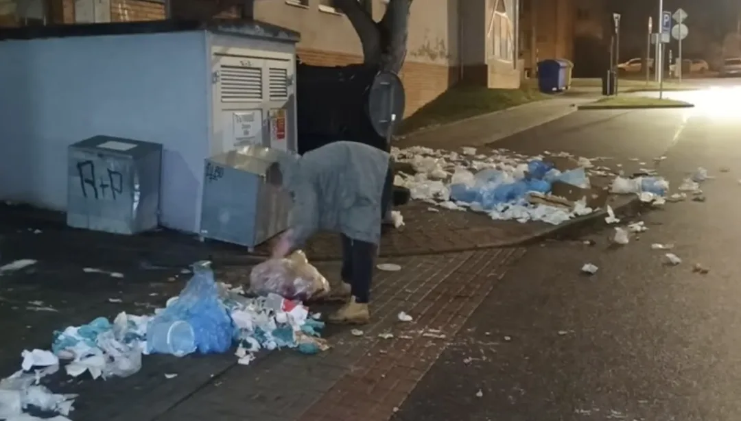 VIDEO: Chlapík po ulici rozhazoval odpadky z popelnice. Dostal pokutu a vše poslušně uklidil
