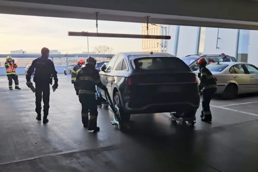 Hasiči odvezli zaparkované auto ze střešních garáží, aby ho mohla naložit odtahovka
