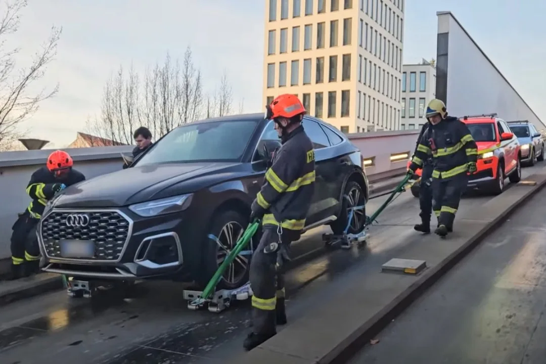 Hasiči odvezli zaparkované auto ze střešních garáží, aby ho mohla naložit odtahovka