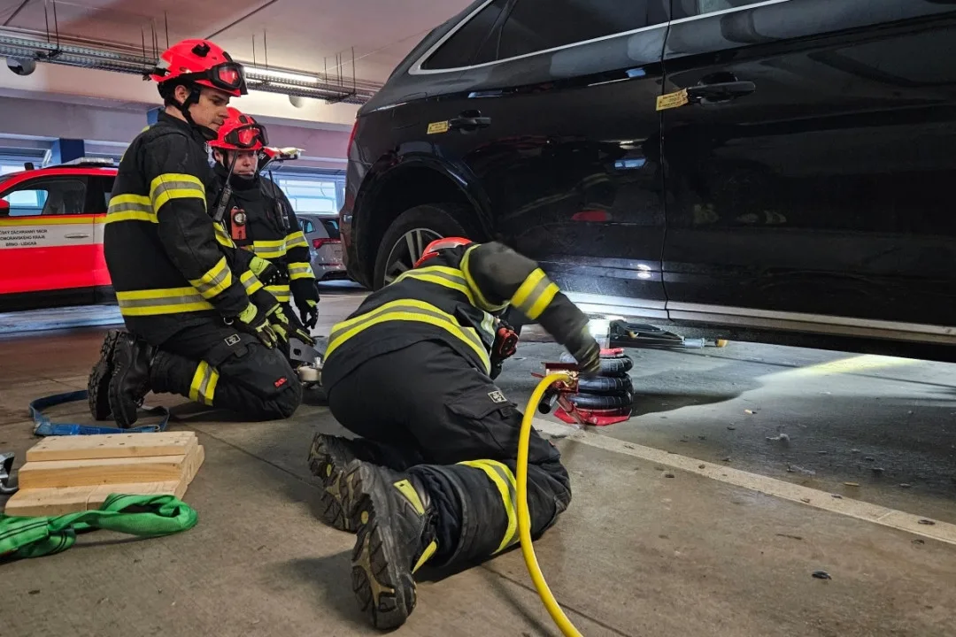 Hasiči odvezli zaparkované auto ze střešních garáží, aby ho mohla naložit odtahovka