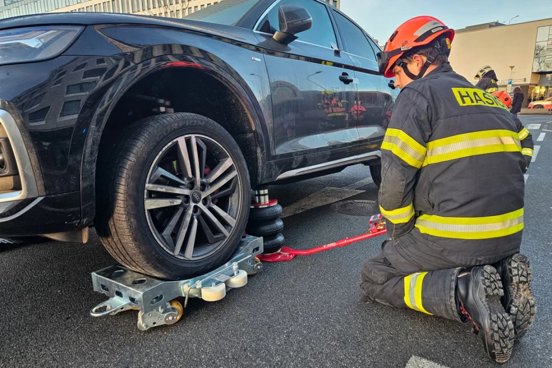 Hasiči odvezli zaparkované auto ze střešních garáží, aby ho mohla naložit odtahovka