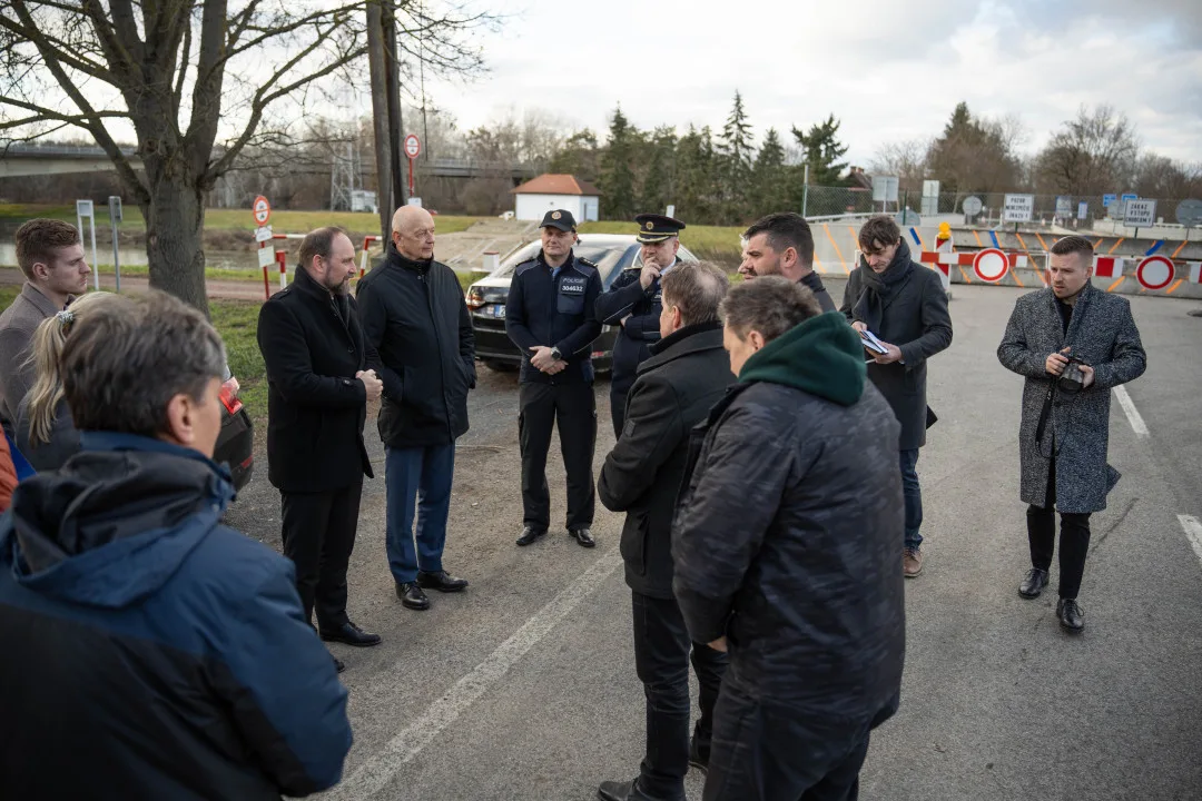 Uzavření hraničního mostu u Lanžhota komplikuje dopravu. Ve hře je provizorní lávka pro chodce