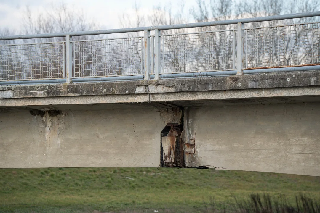 Uzavření hraničního mostu u Lanžhota komplikuje dopravu. Ve hře je provizorní lávka pro chodce