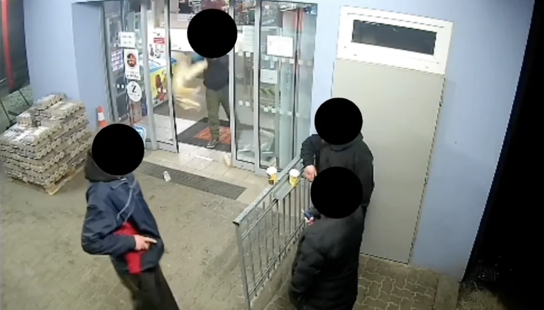 VIDEO: Opravdu rychlé občerstvení. Na znojemské benzince létaly vzduchem bagety