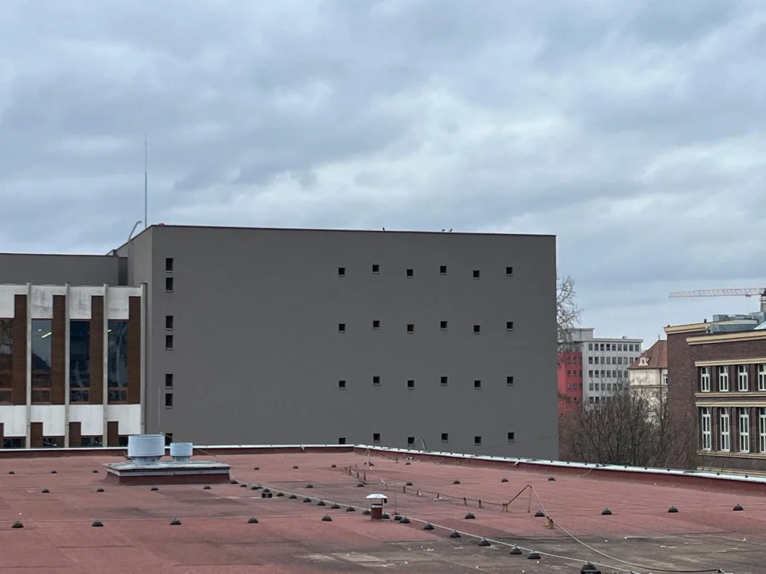Na střeše brněnského magistrátu se zabydlela desítka ptáků. Holubník pomáhá regulovat jejich populaci