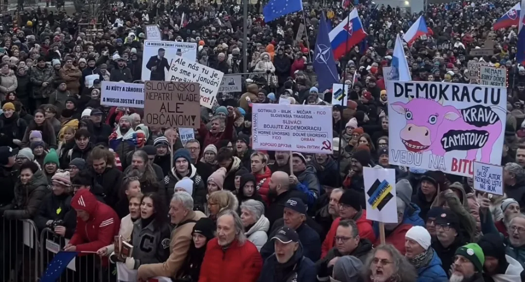 Brněnské náměstí Svobody zaplnily stovky Slováků. Účastníci protestu se vymezili vůči Ficově vládě