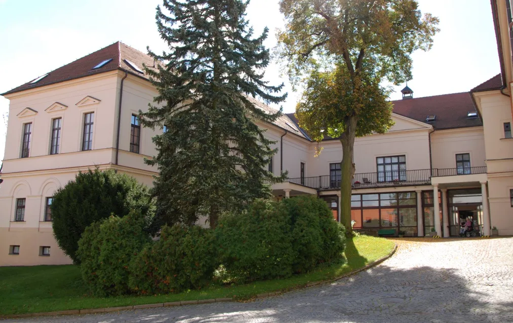 Lidé z Habrovanského zámku najdou nový domov ve Slavkově. V komunitním bydlení bude žít dvanáct lidí