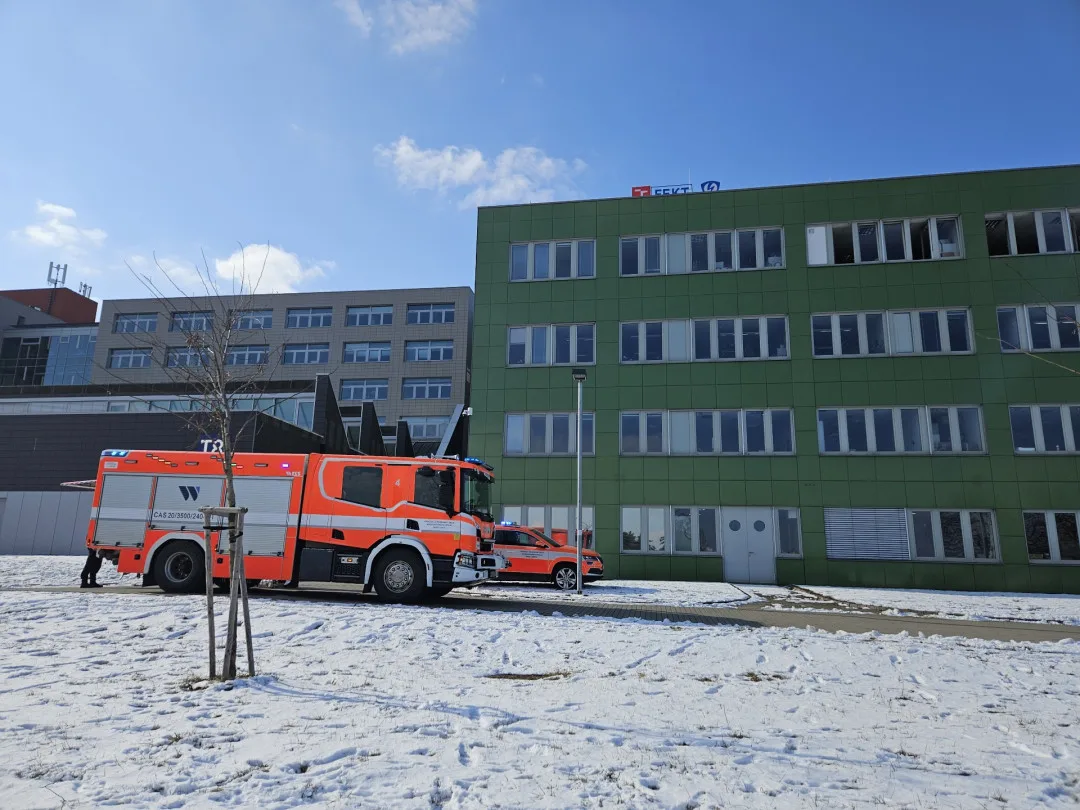 V Brně vypukl požár serverovny. Evakuovaly se stovky lidí, škody jsou ve vyšších milionech