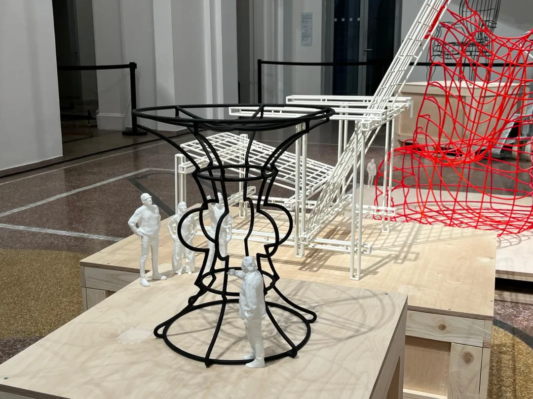 V Moravské galerii vystavuje designér Jan Plecháč. Díla visí ze stropu, podpírají je figurky umělcových přátel
