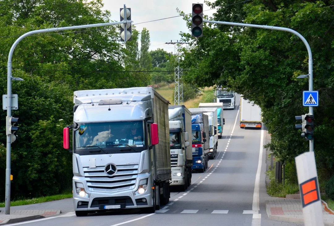Policisté na jihu Moravy kontrolovali váhu kamionů. Jeden byl přetížený o dvanáct tun