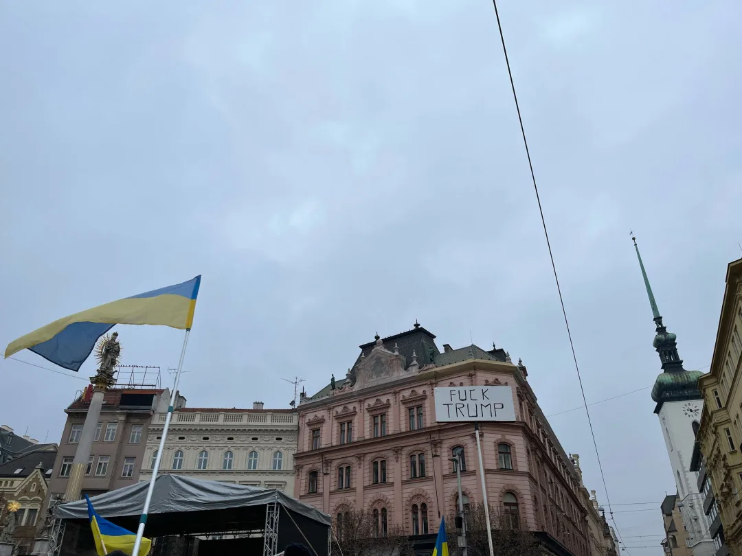 VIDEO: Brno si připomíná tři roky od začátku války na Ukrajině. Stovky lidí vyjádřily na Svoboďáku podporu