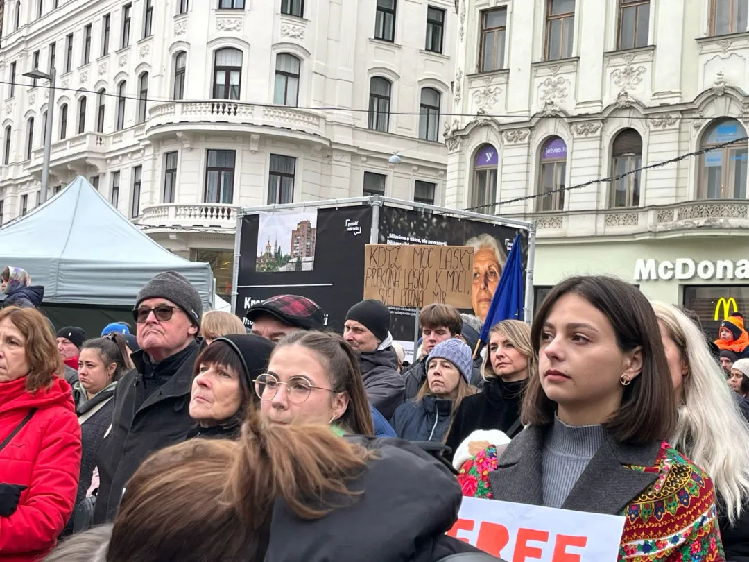VIDEO: Brno si připomíná tři roky od začátku války na Ukrajině. Stovky lidí vyjádřily na Svoboďáku podporu