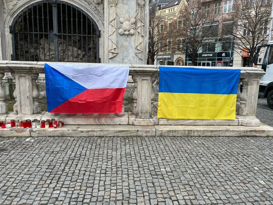 VIDEO: Brno si připomíná tři roky od začátku války na Ukrajině. Stovky lidí vyjádřily na Svoboďáku podporu