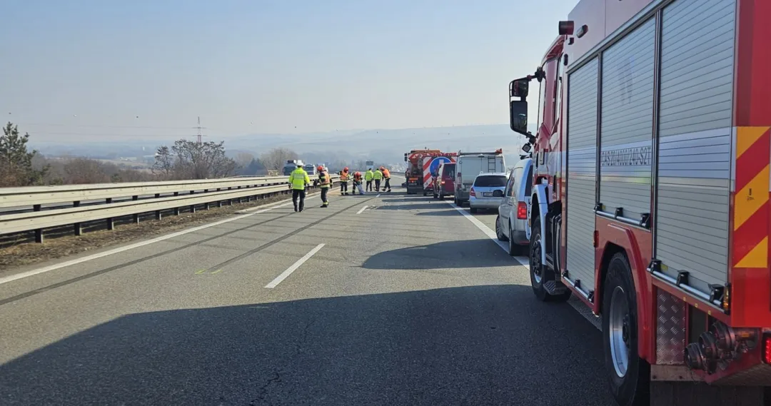 Dálnici u Brna zablokovala nehoda čtyř aut. Dva lidé se zranili