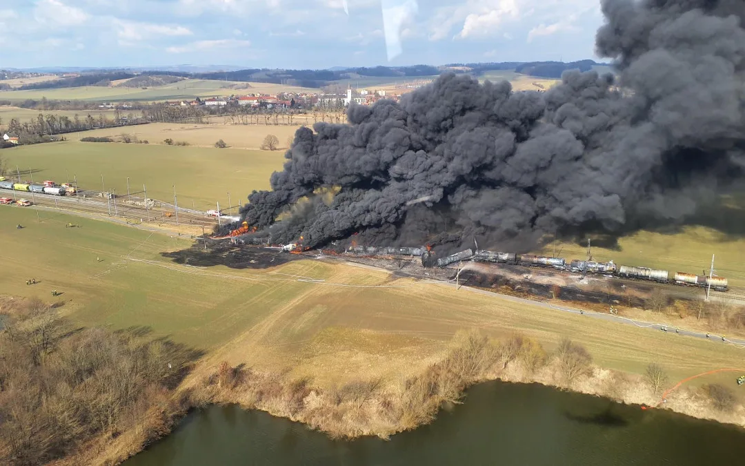 VIDEO: Brněnští hasiči míří na pomoc k obřímu požáru cisteren s benzolem