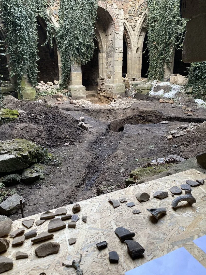 Klášter na Brněnsku vydal cenné poklady. Archeologové v Rosa Coeli našli historickou dlažbu i šperky