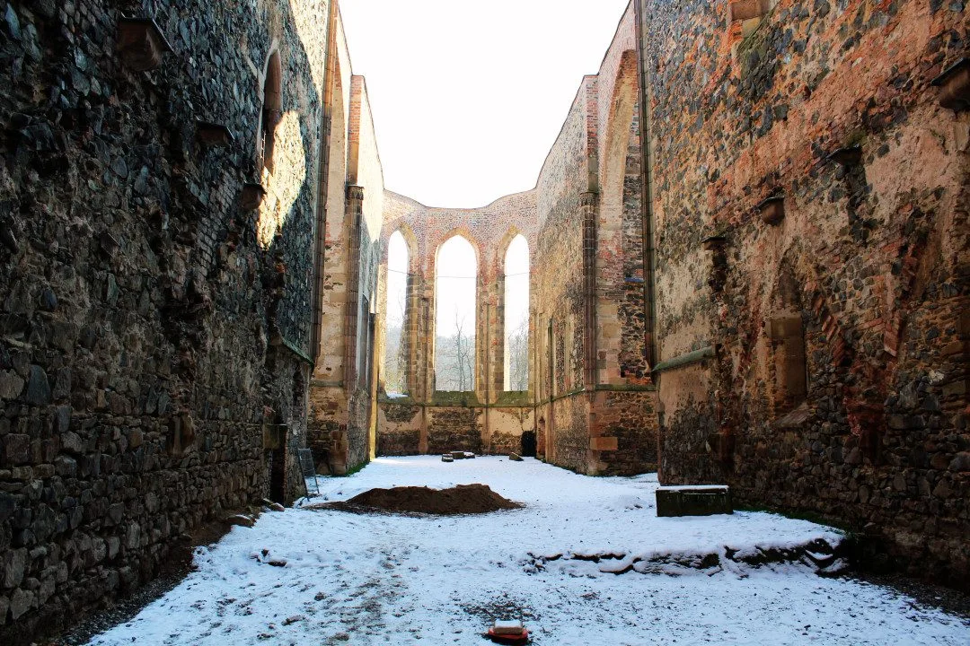 Klášter na Brněnsku vydal cenné poklady. Archeologové v Rosa Coeli našli historickou dlažbu i šperky