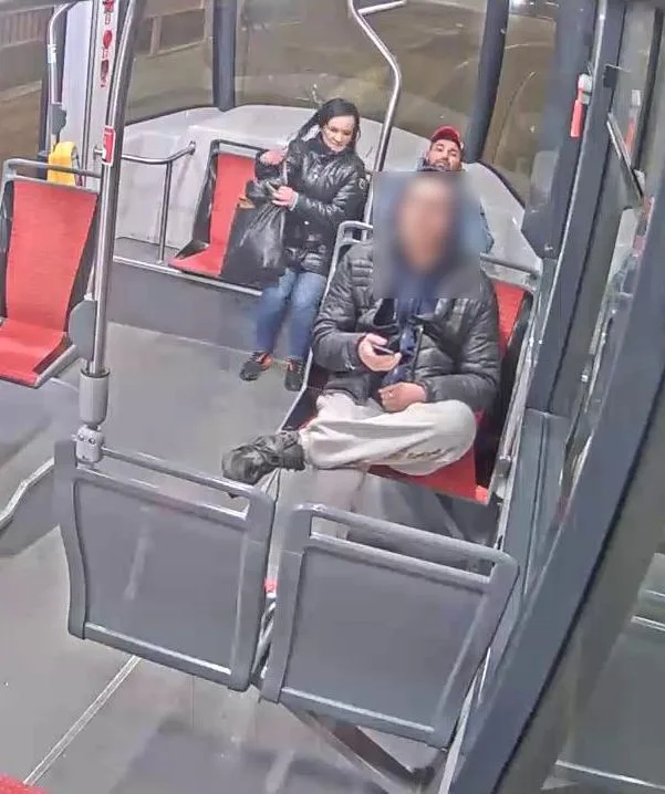 Dotěrná žena nabízela muži v Brně sex. Když odmítl, její kolega muže zkopal a společně ho okradli
