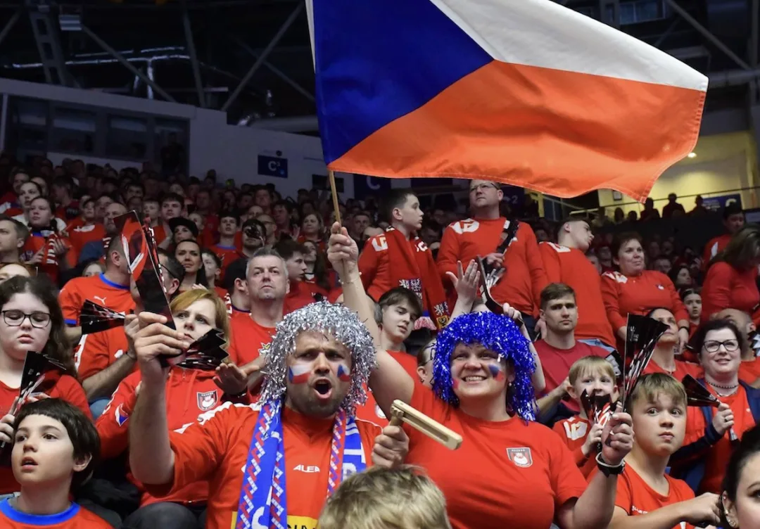 VIDEO: Házená v Brně táhla, fanoušci vyprodali Rondo. Češi nakonec s Chorvaty prohráli