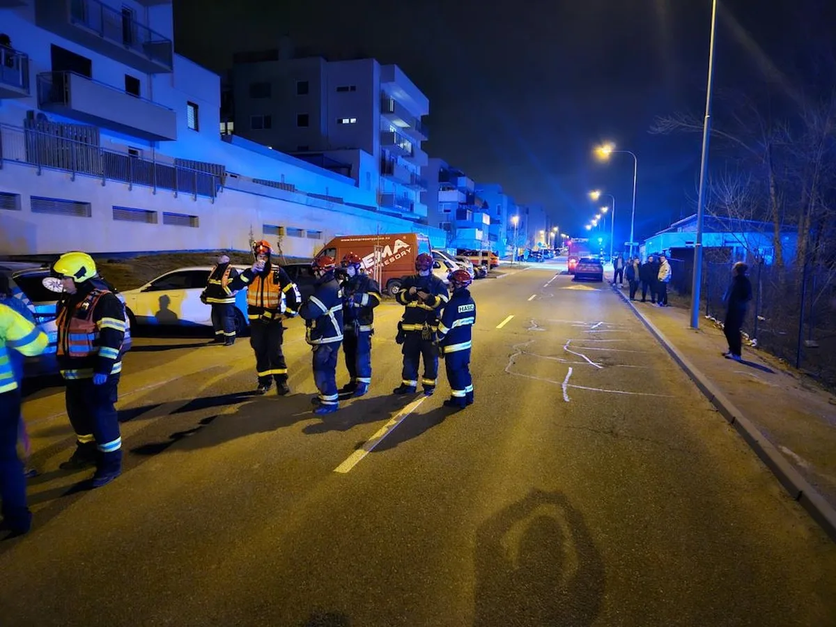 Lidé, kteří kvůli nebezpečně nakloněnému jeřábu opustili své domovy, se mohli vrátit