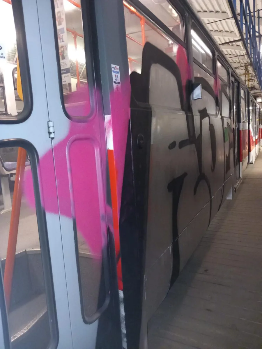 Brněnského dopravce trápí vandalové. Jezdí na střechách šalin nebo na vozy sprejují