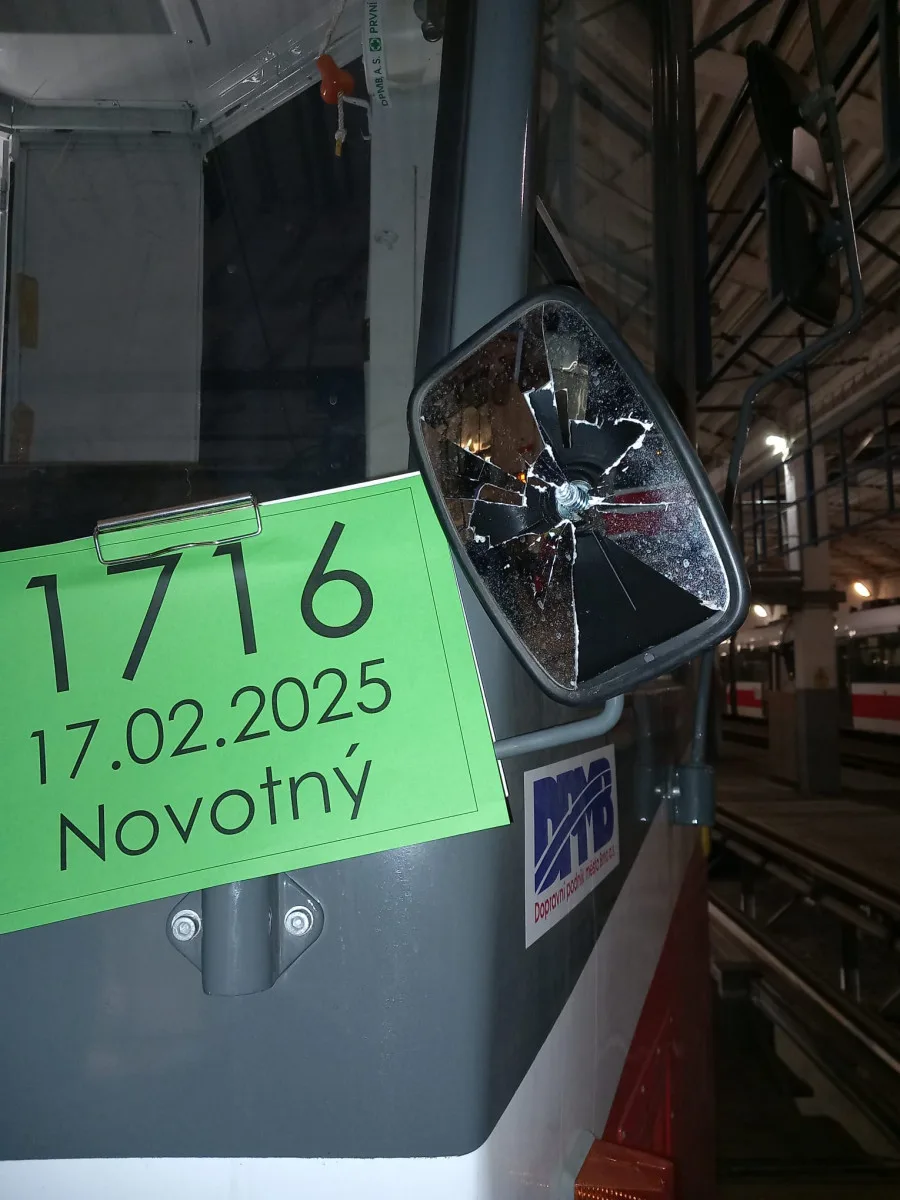 Brněnského dopravce trápí vandalové. Jezdí na střechách šalin nebo na vozy sprejují