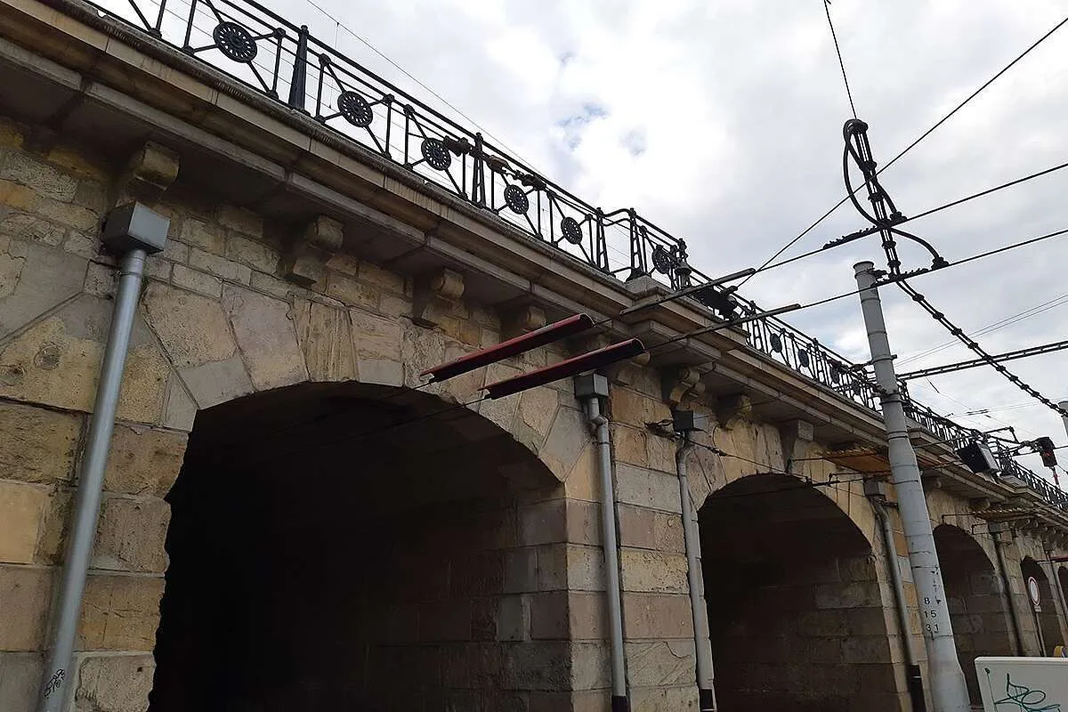 Brňany čeká další dopravní omezení. Pět měsíců neprojedou pod viaduktem v Křenové ulici