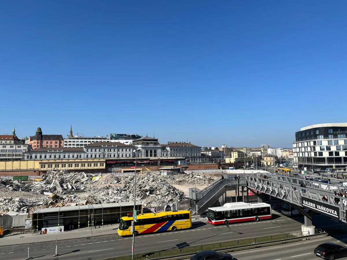 FOTOGALERIE: Z obchoďáku zbyly jen sutiny. Bývalý brněnský Prior dělníci srovnali se zemí