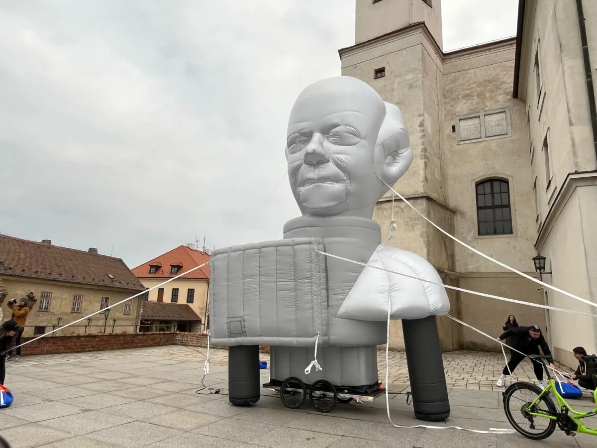VIDEO: Na Špilberku odhalili obří sochu architekta Bohuslava Fuchse. Nafukovací dílo bude putovat po městě