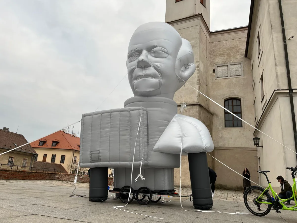 VIDEO: Na Špilberku odhalili obří sochu architekta Bohuslava Fuchse. Nafukovací dílo bude putovat po městě
