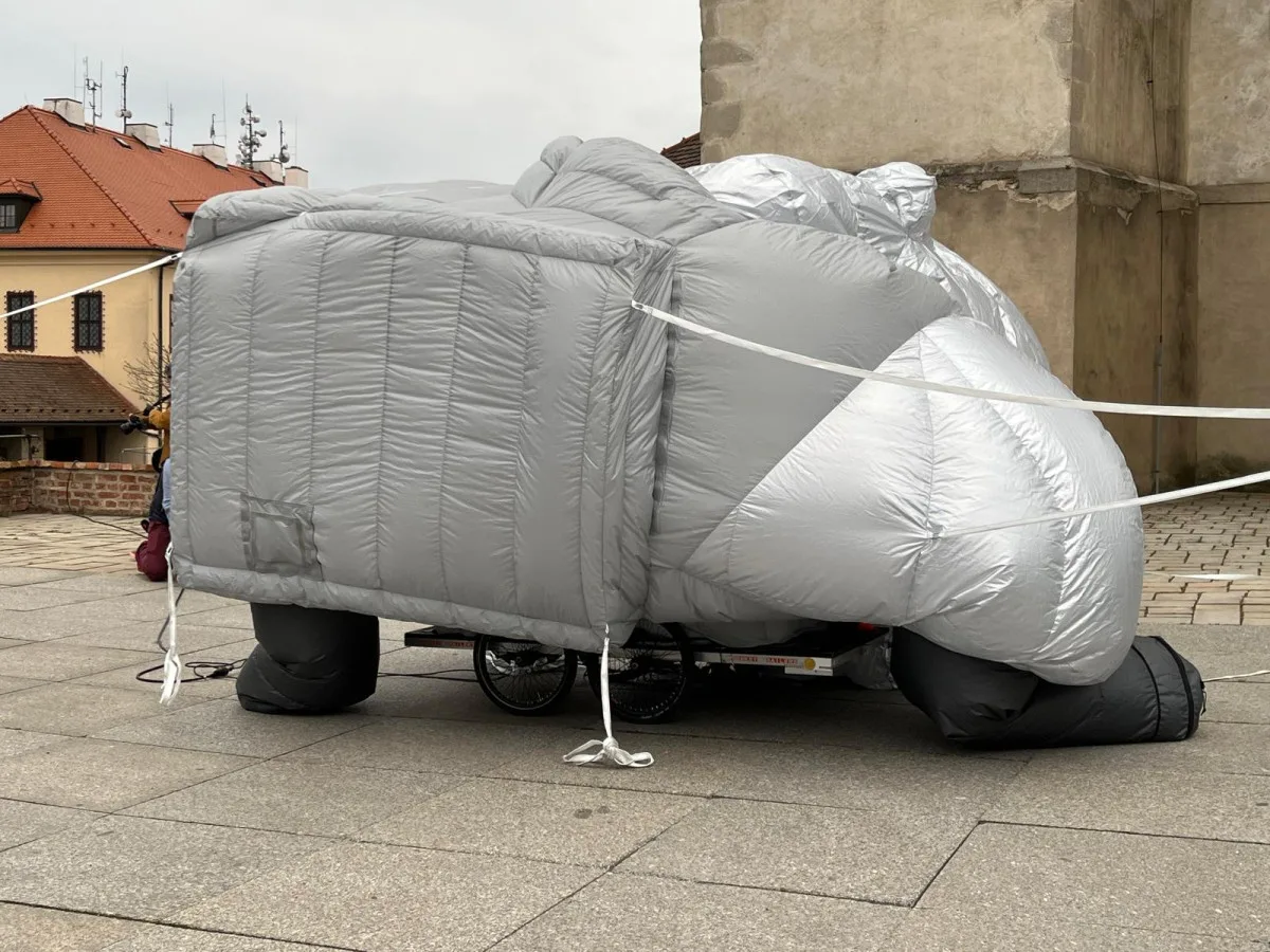 VIDEO: Na Špilberku odhalili obří sochu architekta Bohuslava Fuchse. Nafukovací dílo bude putovat po městě
