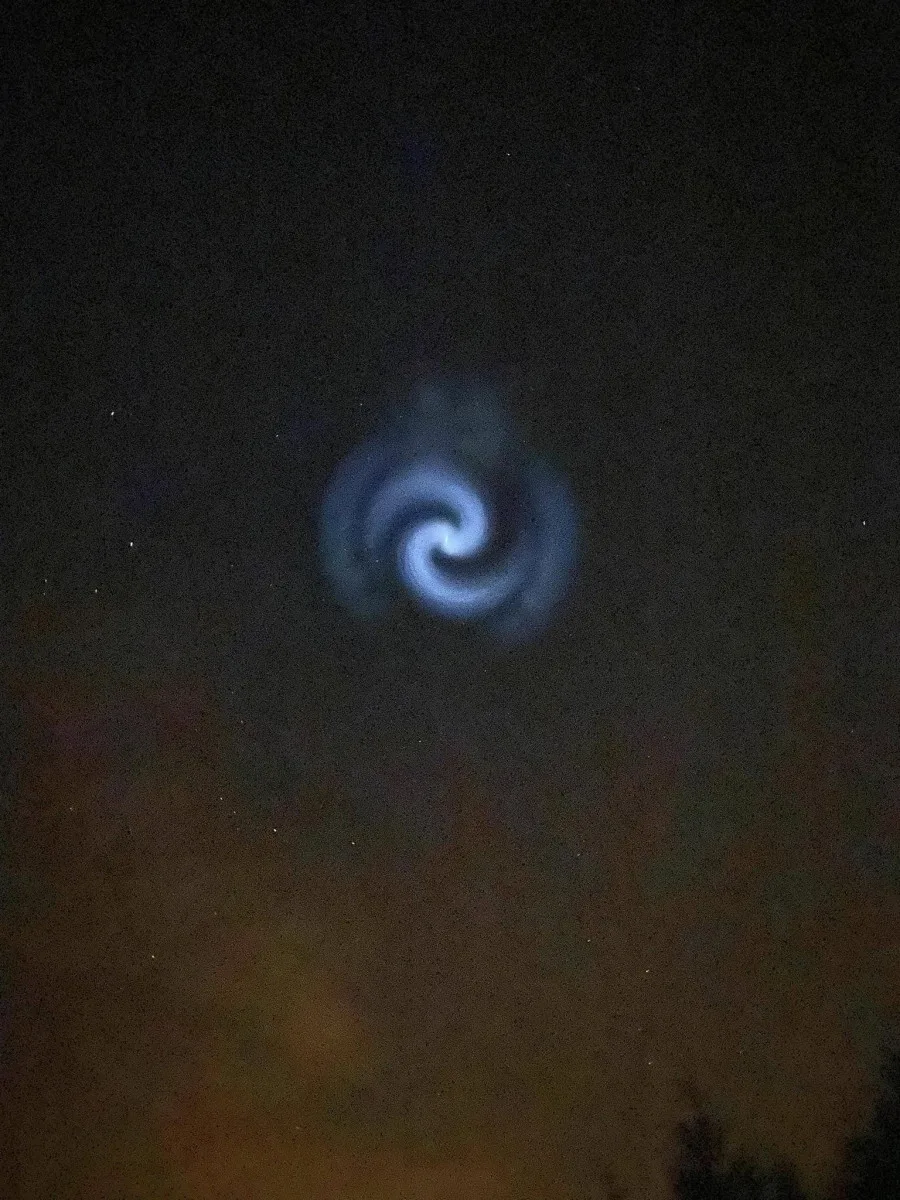 Tajemná spirála na nebi fascinovala. Nešlo o UFO, ale o přebytečné palivo rakety Falcon 9, vypuštěné na Floridě