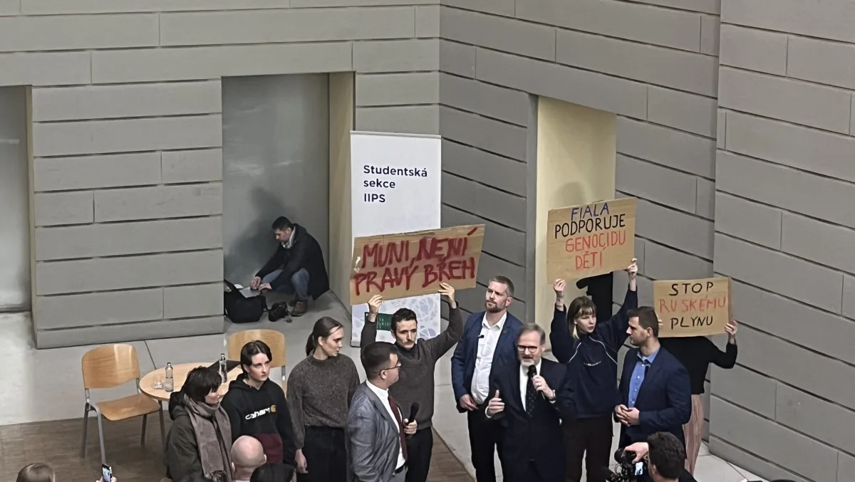 POLITICKÁ KORIDA: Odborná debata nebo kampaň? Zastupitelé reagují na vystoupení premiéra, které narušili studenti