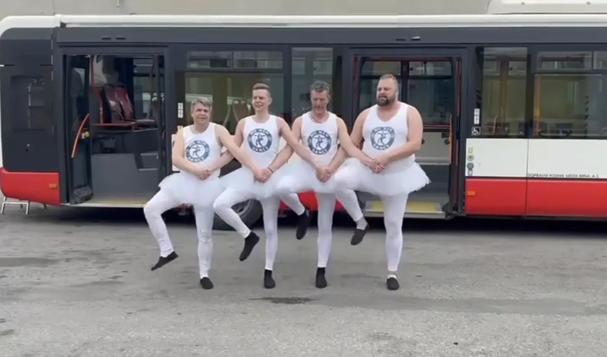 VIDEO: Autobusáci z Brna tančí, na zkouškách se kvůli šichtám sejdou málokdy. Chceme lidi pobavit, vysvětlují