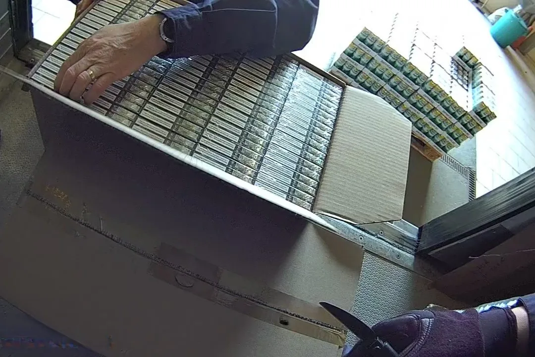 Celníci na jihu Moravy zadrželi kamion převážející 160 tisíc neznačených cigaret. O ničem nevím, hájil se řidič
