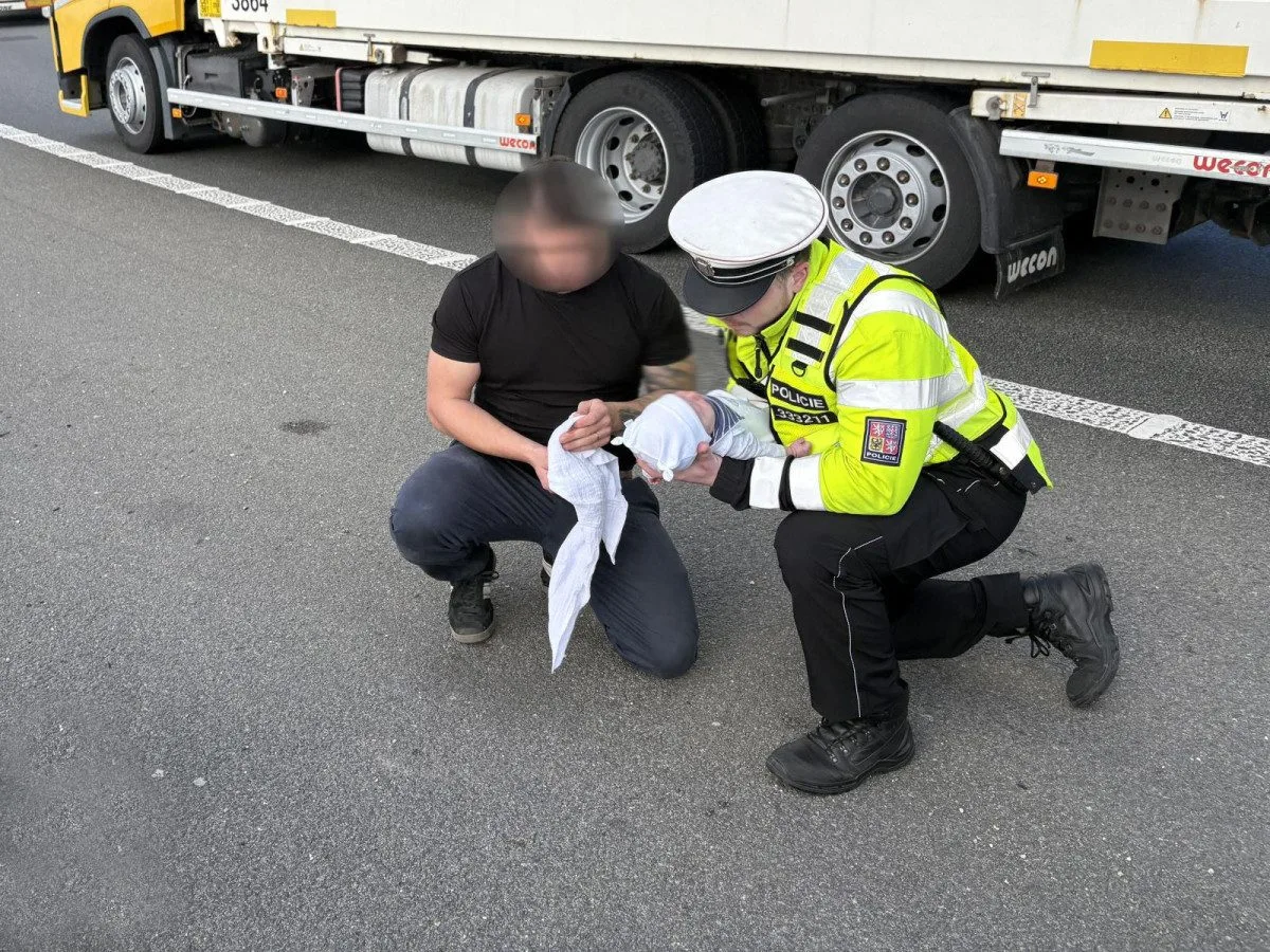 Řidič vyběhl z auta na dálnici u Brna s měsíčních chlapečkem, který nedýchal. Život mu zachránili policisté