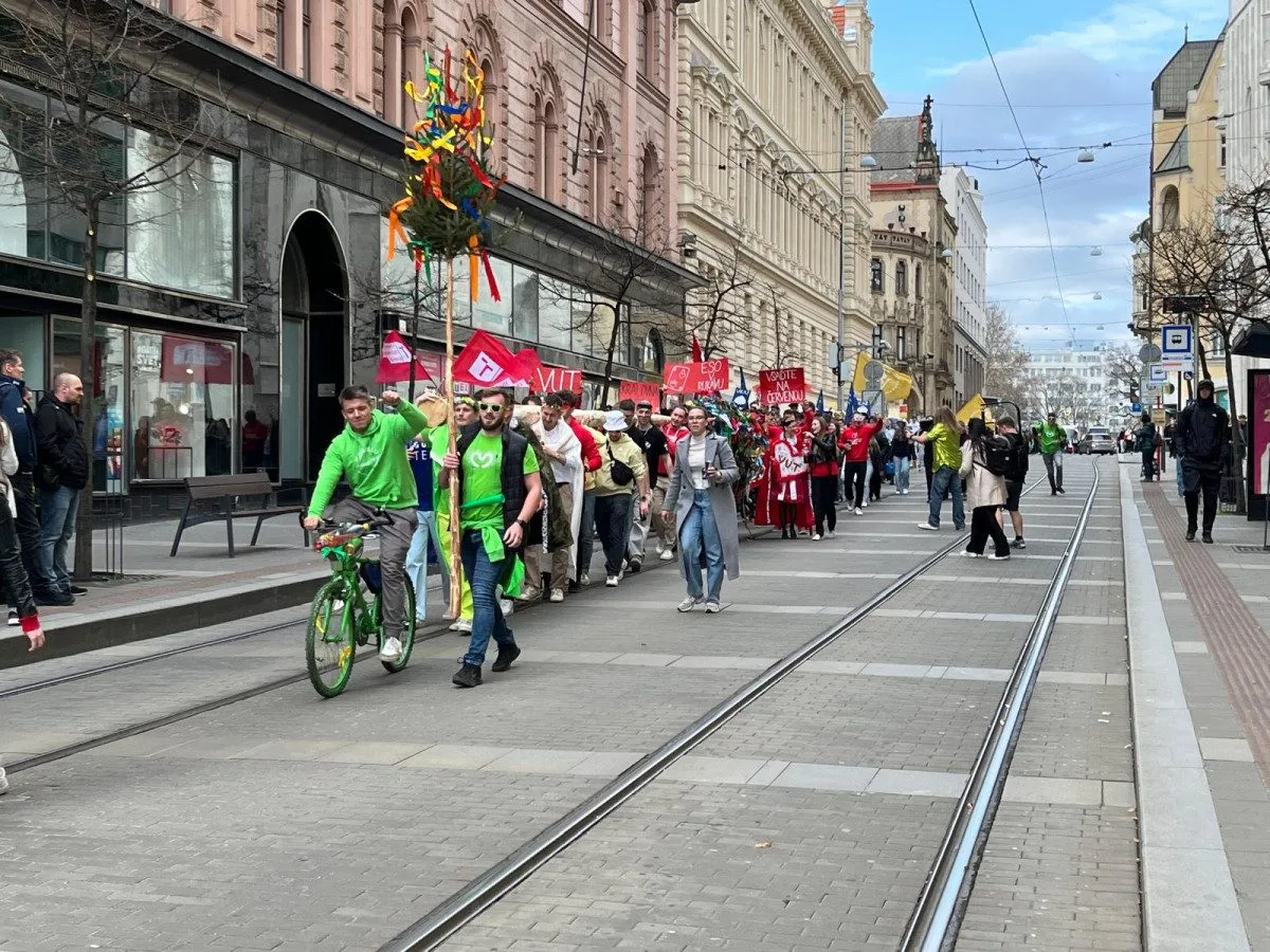 VIDEO: Studenti v Brně odstartovali majálesové oslavy. V centru metropole postavili májku