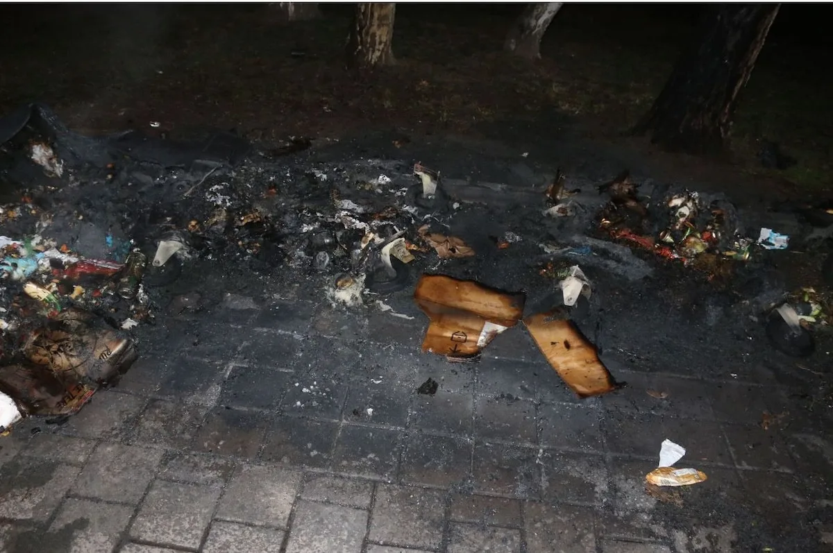 Muž zapálil tři kontejnery, aby se zahřál. Pak byl agresivní na policisty